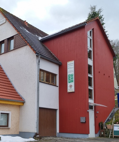 Außenansicht der Pension am Waldrand